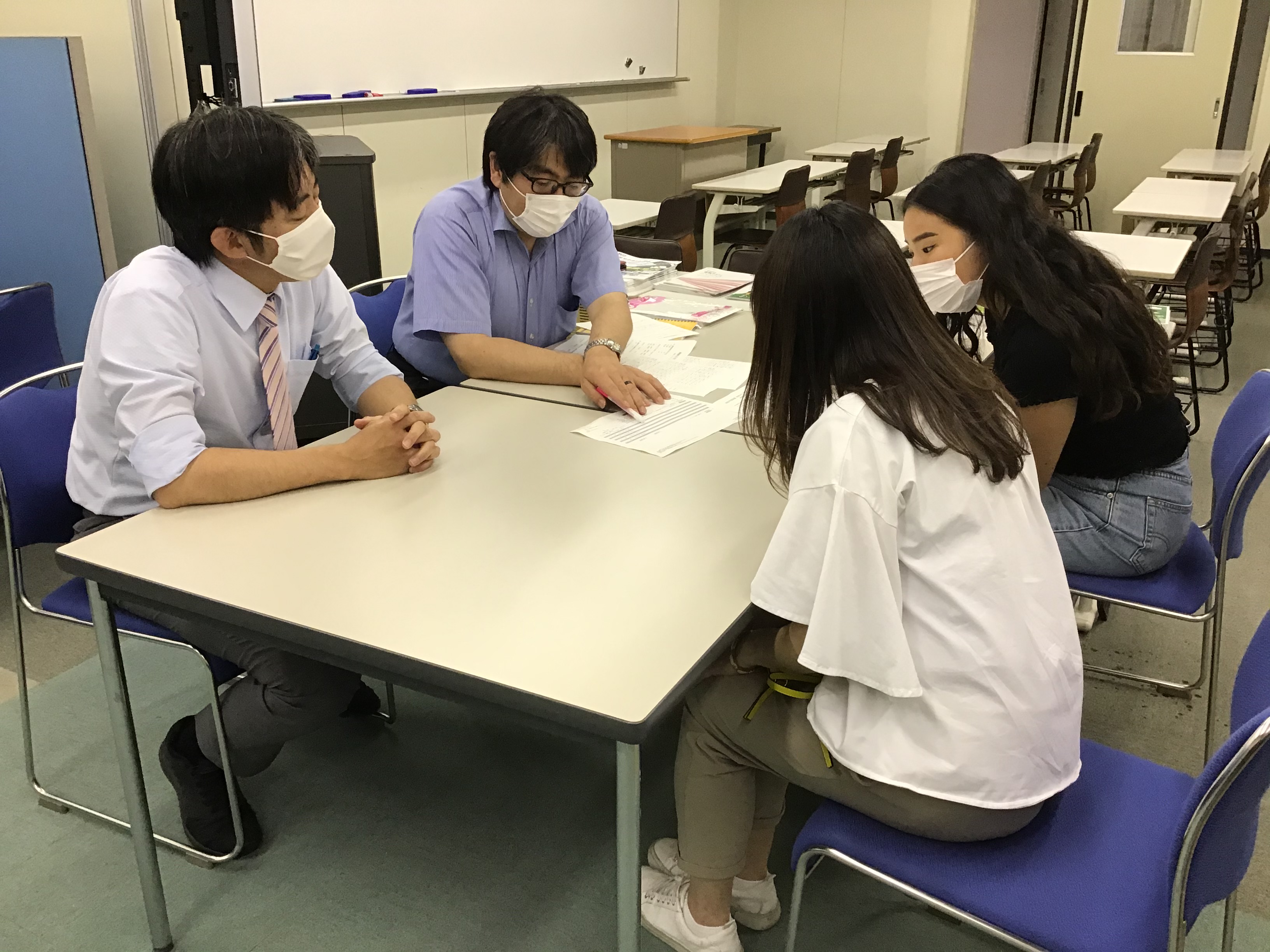 三者面談を行なっています（甲府本校3年生） 駿台甲府高校