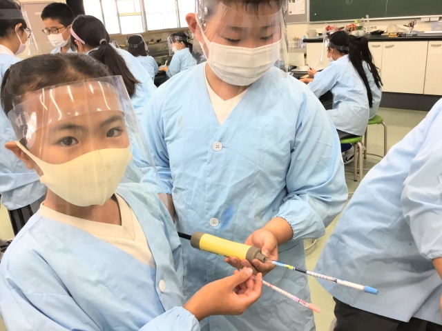６年生 理科 呼吸の仕組みを実験 駿台甲府高校